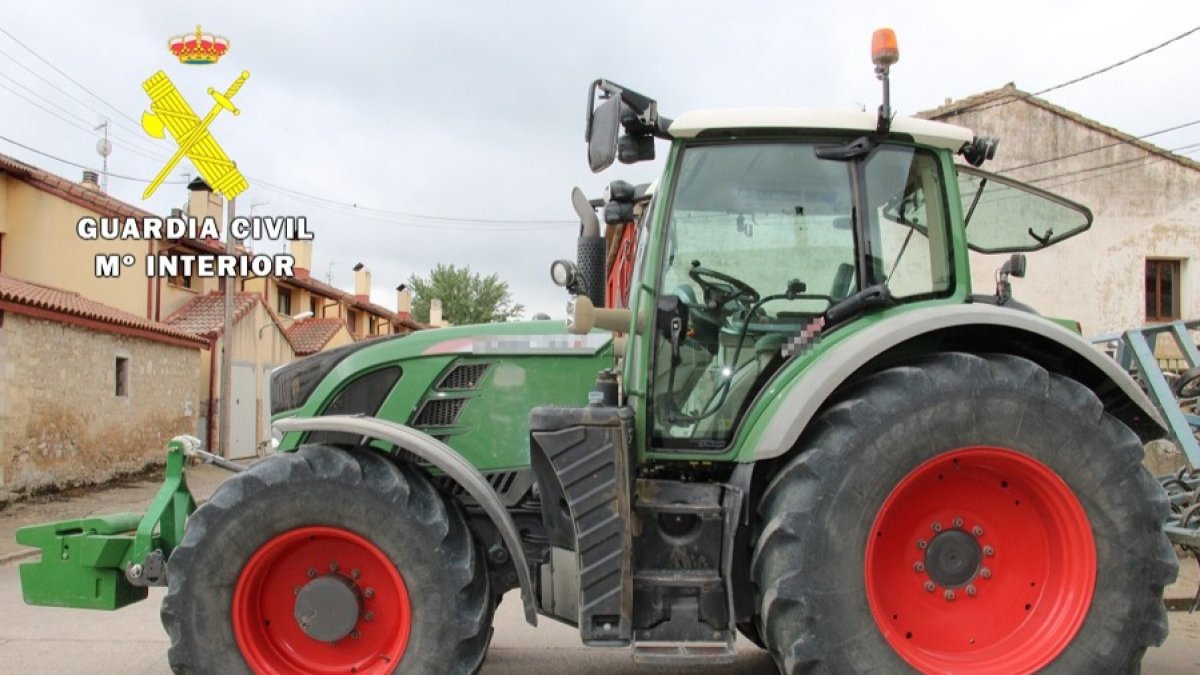 Tractor intervenido por la Guardia Civil. GUARDIA CIVIL