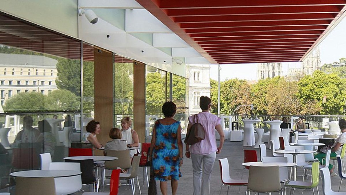 Imagen de la terraza de la cafetería del Fórum.