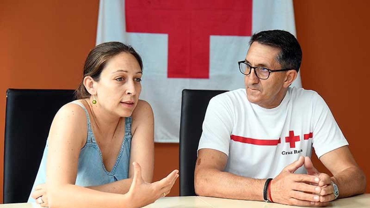 La responsable de Voluntariado de Cruz Roja en Burgos, Esther Antolín, y el voluntario Marco Aurelio de Miguel presentaron ayer la jornada del sábado.-CRUZ ROJA