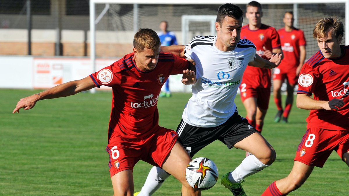 Nacho Heras pugna con dos rivales en un partido disputado en Castañares. TOMÁS ALONSO