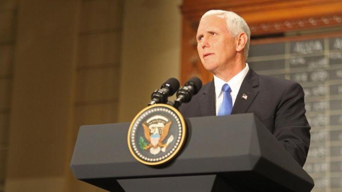 Pence interviene en un acto en la Bolsa de Argentina, en Buenos Aires, el 15 de agosto.-EFE / JAVIER CAAMANO