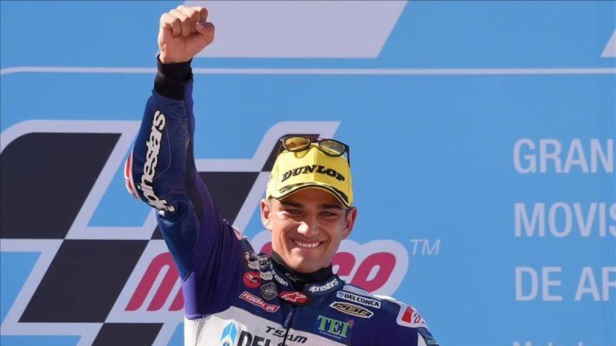 El madrileño Jorge Martin (Honda) celebra su victoria, en Motorland, que lo coloca, destacado, al frente del Mundial de Moto3.-AFP / JOSE JORDAN