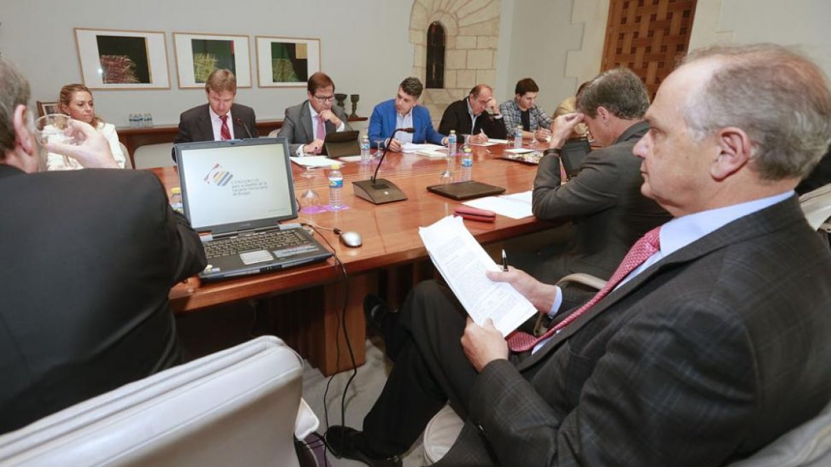 Un momento de la última reunión del consorcio del desvío del ferrocarril.-RAÚL G. OCHOA