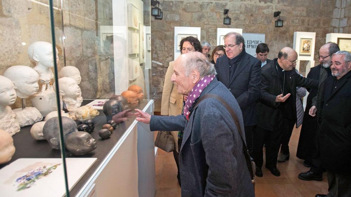 El autor muestra algunas de sus obras a las autoridades que le acompañaron en la inauguración.-ICAL