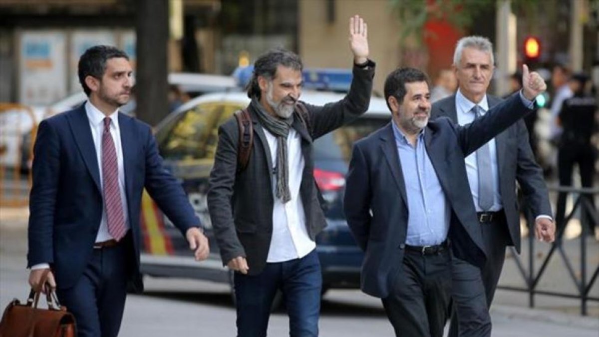 Cuixart y Sànchez saludan a amigos y seguidores, el lunes 16 de octubre en Madrid. /-JOSÉ LUIS ROCA / ÁLVARO MONGE
