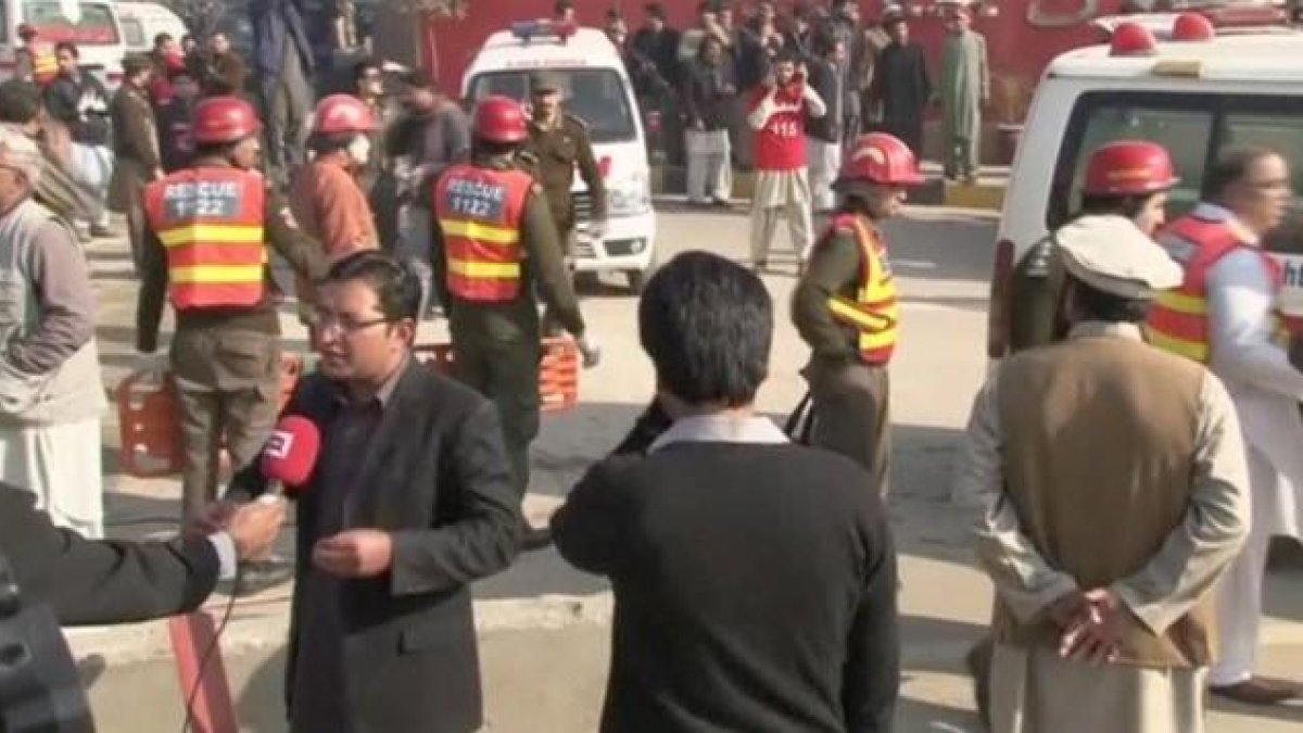 Fuerzas de seguridad en el exterior de la universidad Bacha Khan, asaltada esta mañana por cuatro terroristas.-REUTERS TV / REUTERS