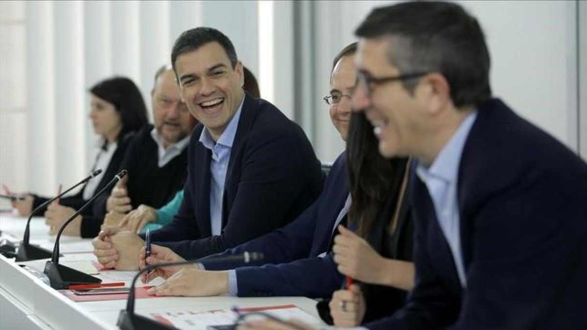 El socialista Patxi López hoy, en el Congreso, en una reunión presidida por Pedro Sánchez.-JOSÉ LUIS ROCA