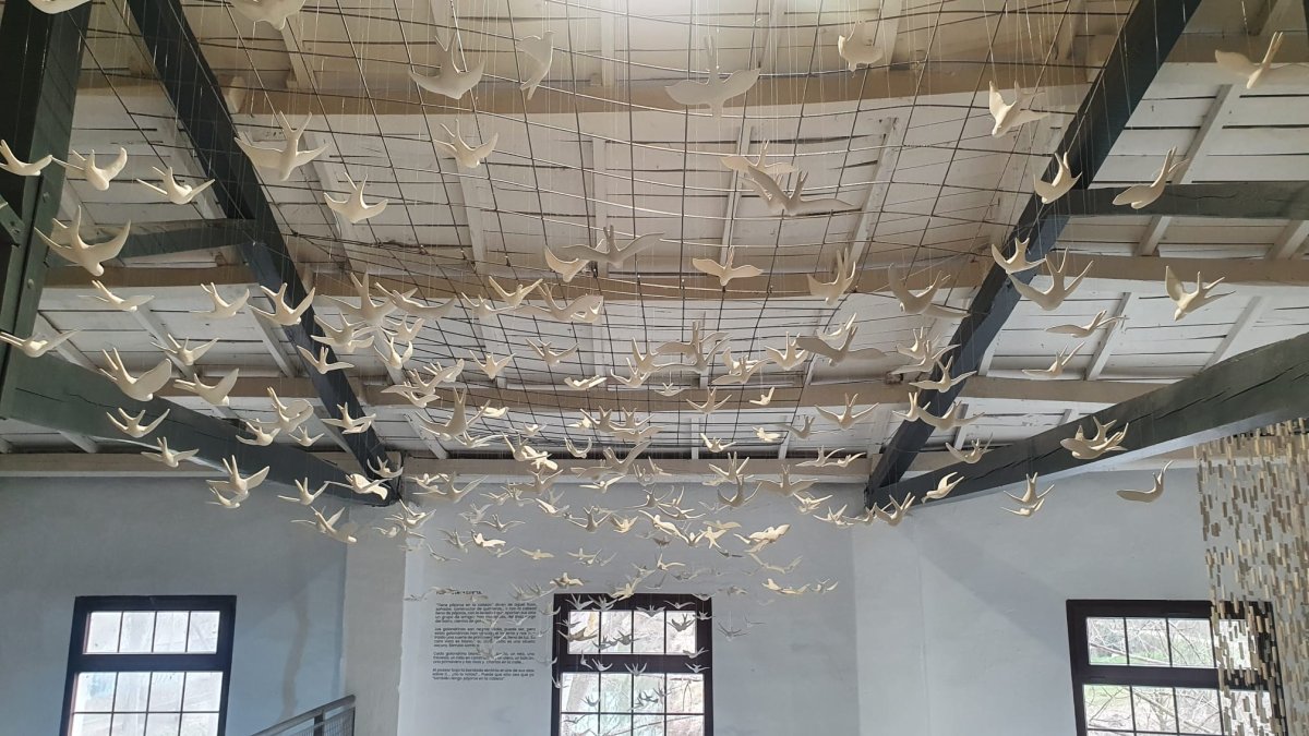 El edificio consta de dos plantas diáfanas de estilo industrial.
