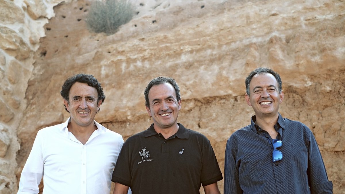 Los hermanos Navarro, Óscar, Andrés y Daniel, en el exterior de su bodega, en la localidad burgalesa de Gumiel de Izán.