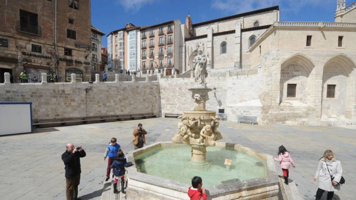 La fuente de Santa María necesita una intervención integral.-ISRAEL L. MURILLO