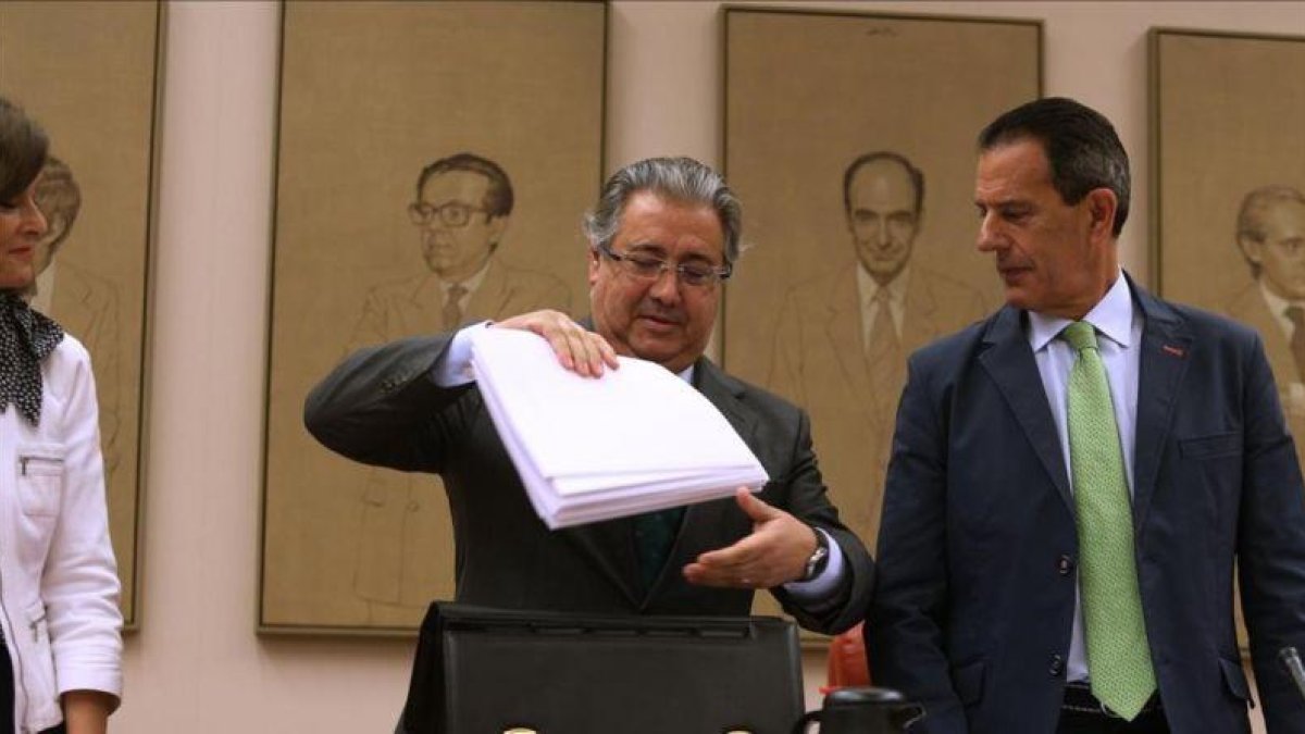 El ministro del Interior, Juan Ignacio Zoido, en el centro, este martes en el Congreso.-DAVID CASTRO