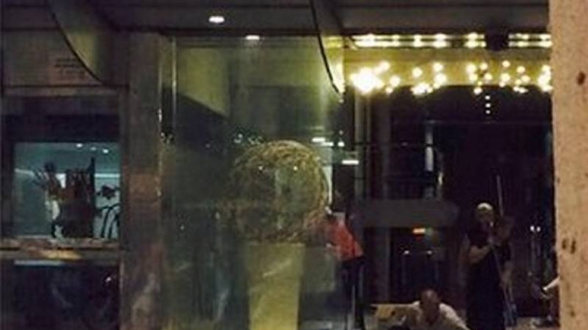 Un policía recoge muestras del tiroteo en el Hotel Silken de Barcelona, este martes.-Foto: ANNA FRAGO