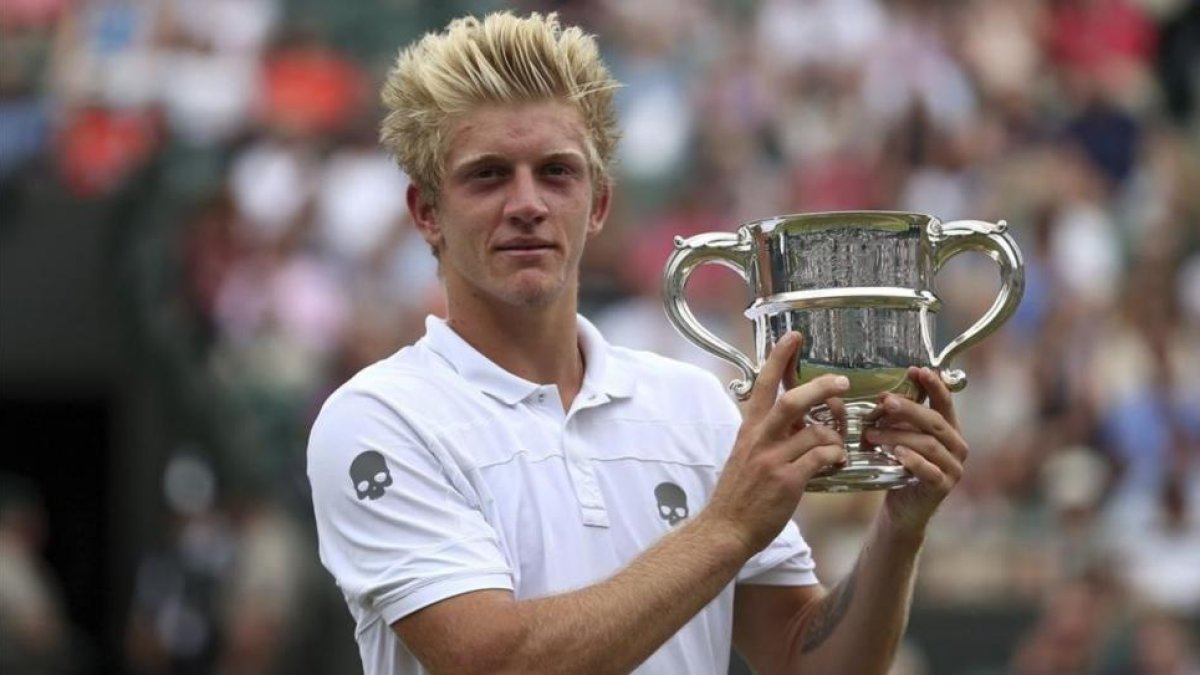 Alejandro Davidovich, con el trofeo de campeón junior de Wimbledon, este domingo.-AP / STEVEN PASTON