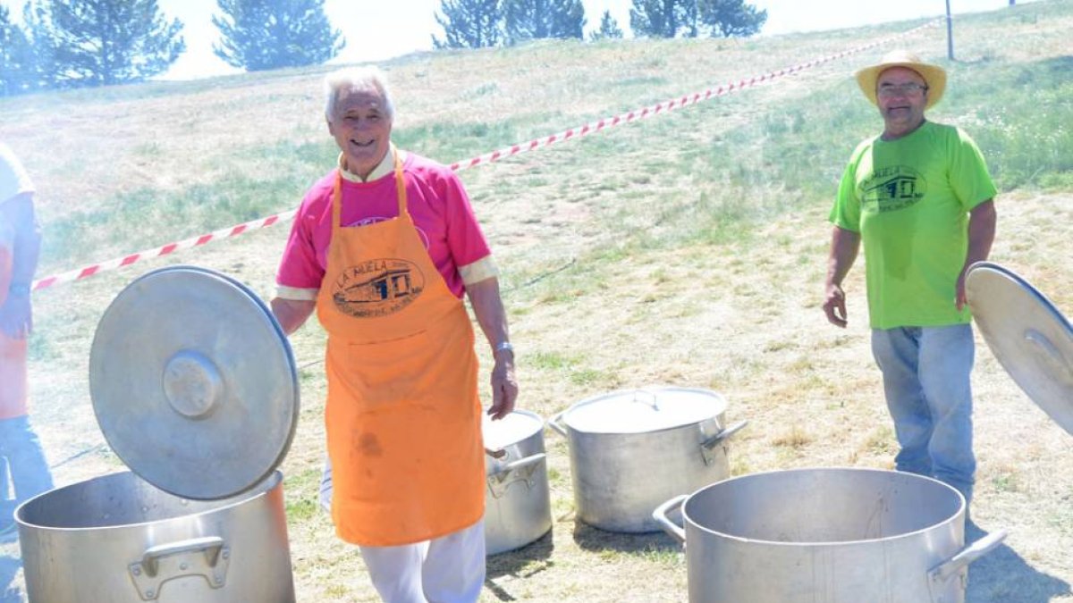 Y para reponer fuerzas, un poco de deliciosa caldereta...-R. F.