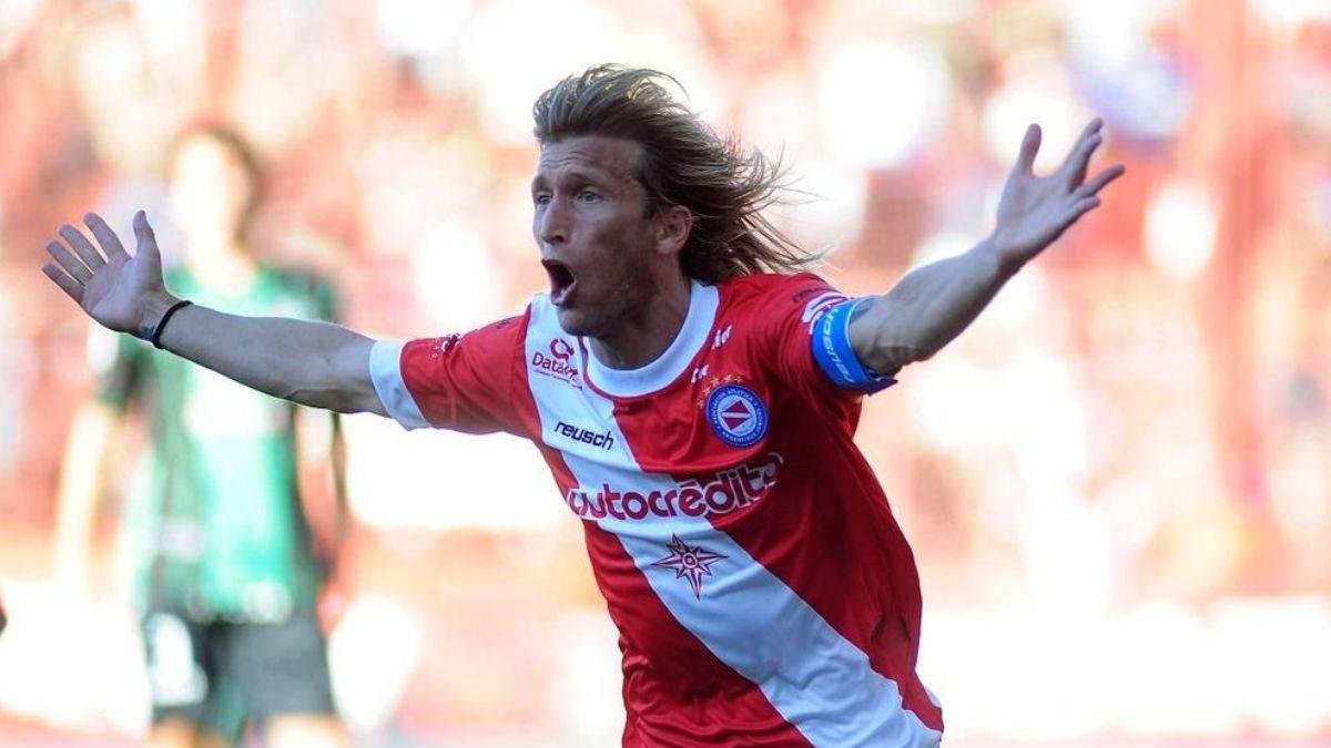 Gastón Machín celebra un gol con la camiseta del Argentinos Juniors.-