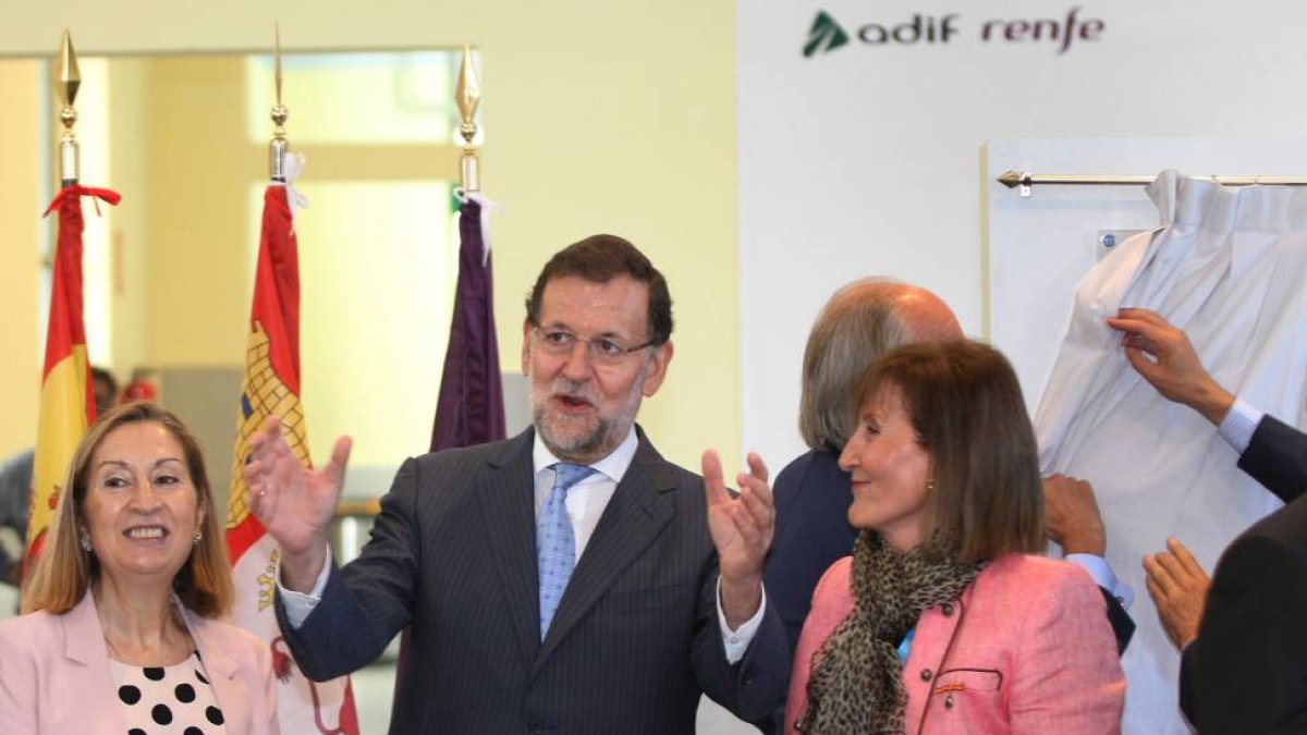Inauguración de la línea de alta velocidad a Palencia y Leon El presidente del gobierno,Mariano Rajoy (C) junto a la diputada Celinda Sánchez (D) y a la ministra de Fomento, Ana Pastor(I),en la estación de Palencia en la inauguración de la línea de tren d-Ical