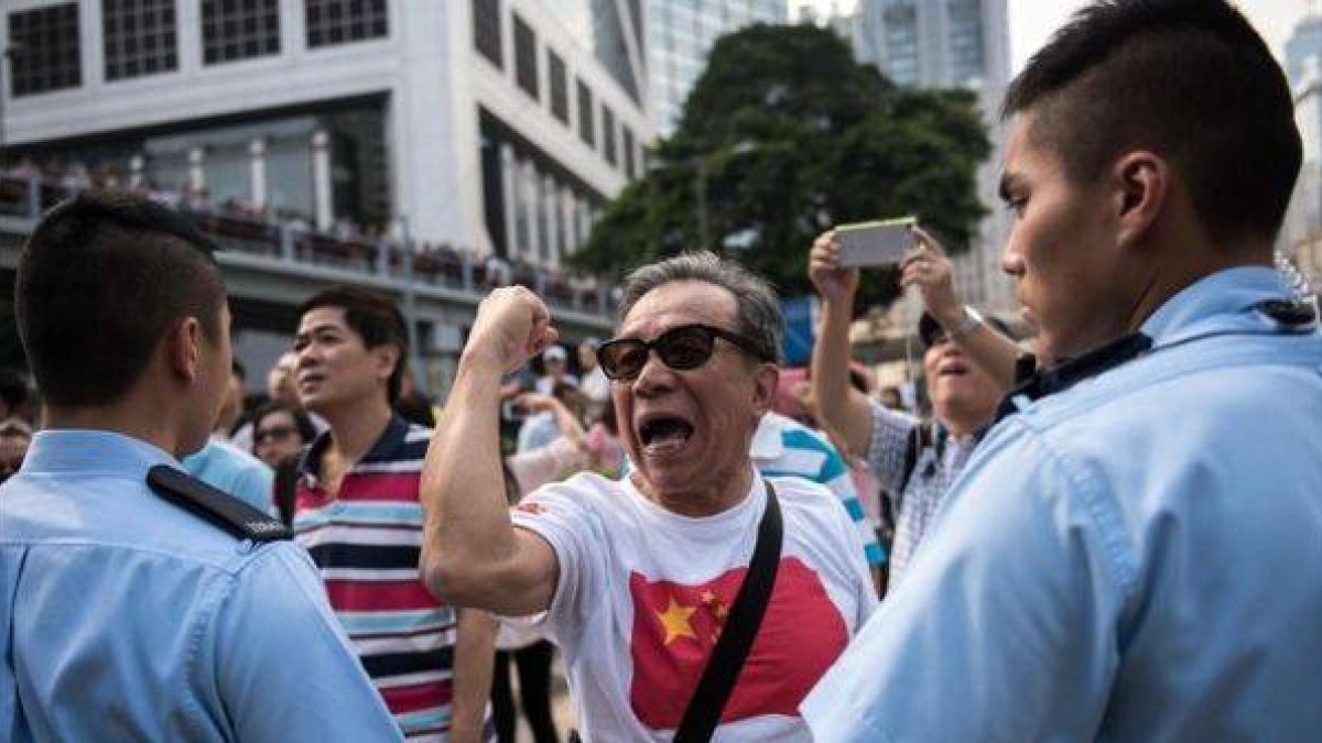 Un activista prochino intenta atacar a los manifestantes en Hong Kong, este lunes.-Foto: AFP / ALEX OGLE