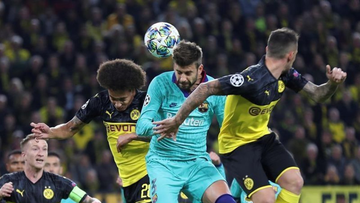 Piqué salta entre varios rivales.-EFE