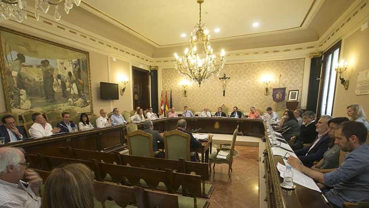 Los diputados provinciales durante un Pleno de esta legislatura.-RAÚL G. OCHOA
