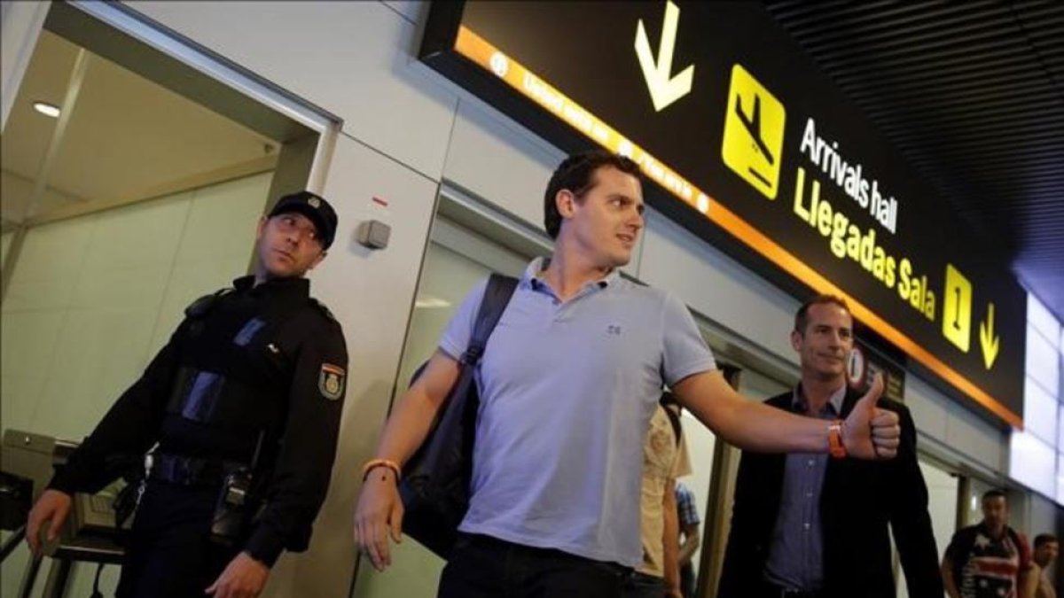 El líder de Ciudadanos, Albert Rivera, tras aterrizar en Madrid de su viaje a Venezuela.-JOSÉ LUIS ROCA