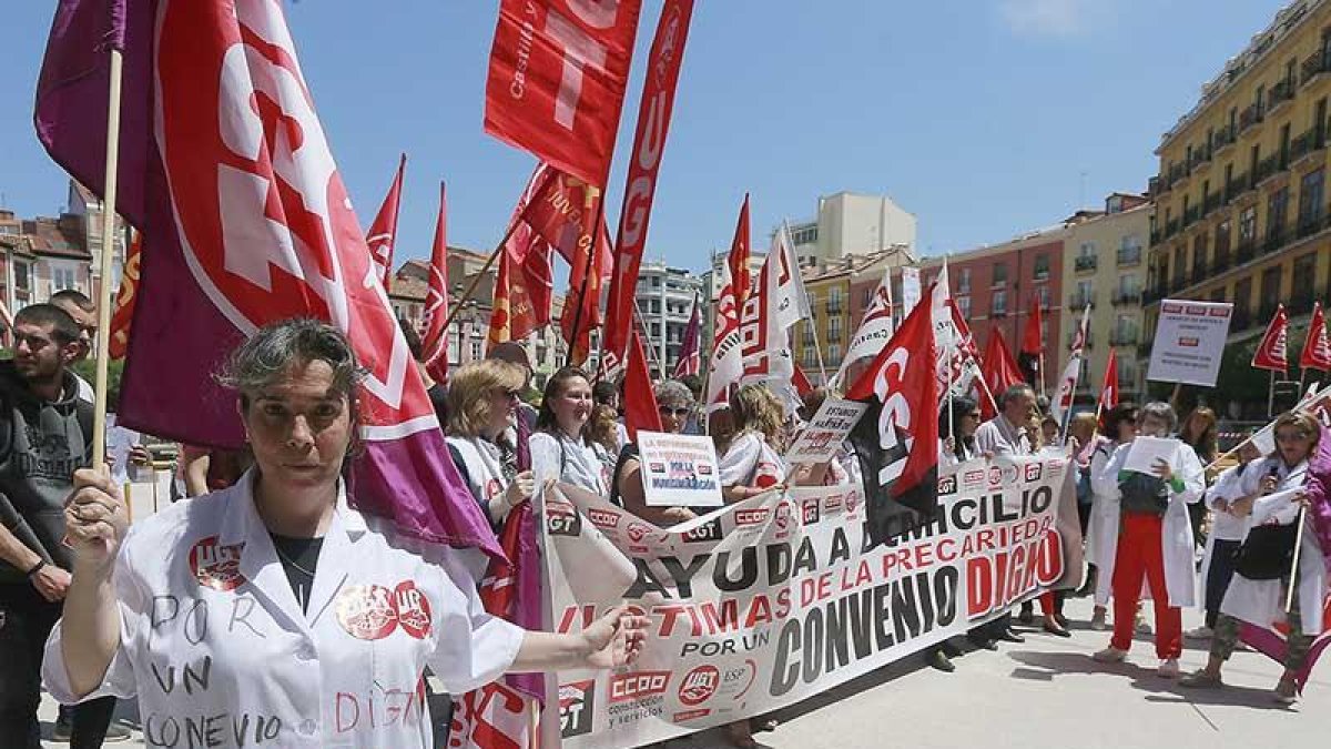 Imagen de la protesta de ayer en la Plaza Mayor.-RAÚL G. OCHOA