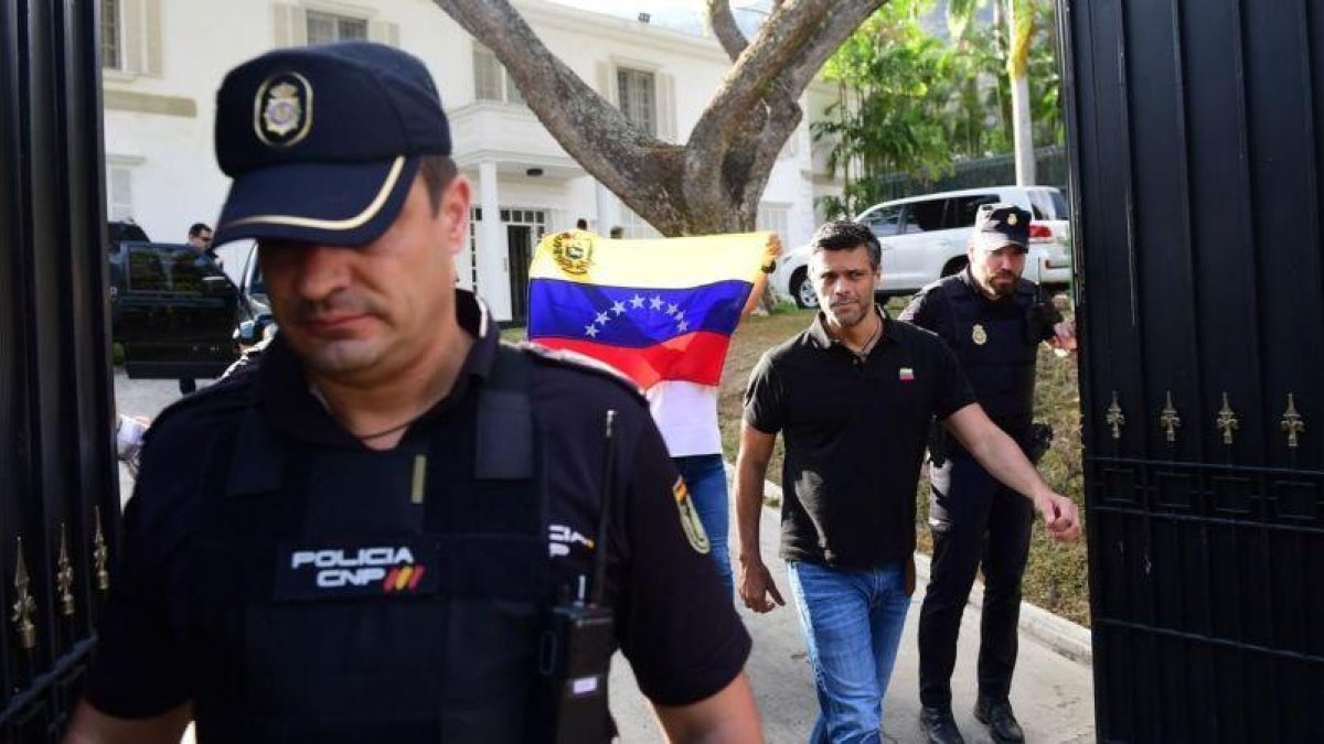 Leopoldo López en la Embajada de España en Caracas.-AFP / RONALDO SCHEMIDT