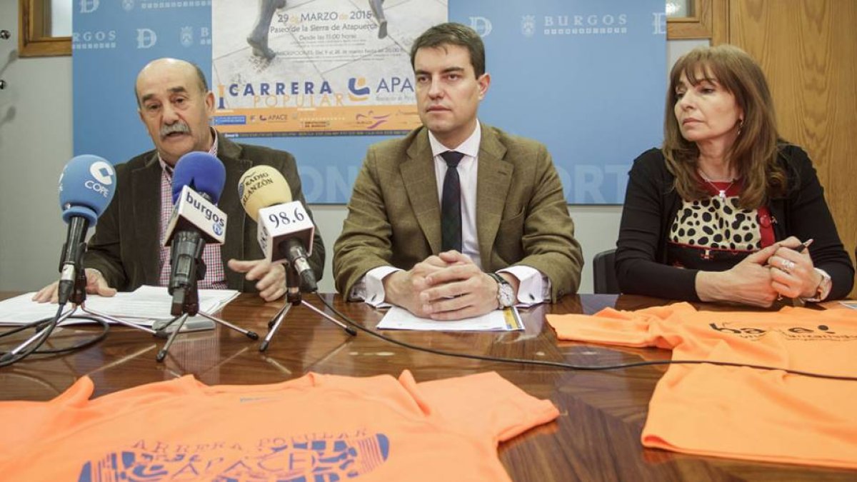 Álvarez Furones (UBU Caja de Burgos), Ibáñez (Ayuntamiento) y Macho (Apace), ayer, durante la presentación.-SANTI OTERO