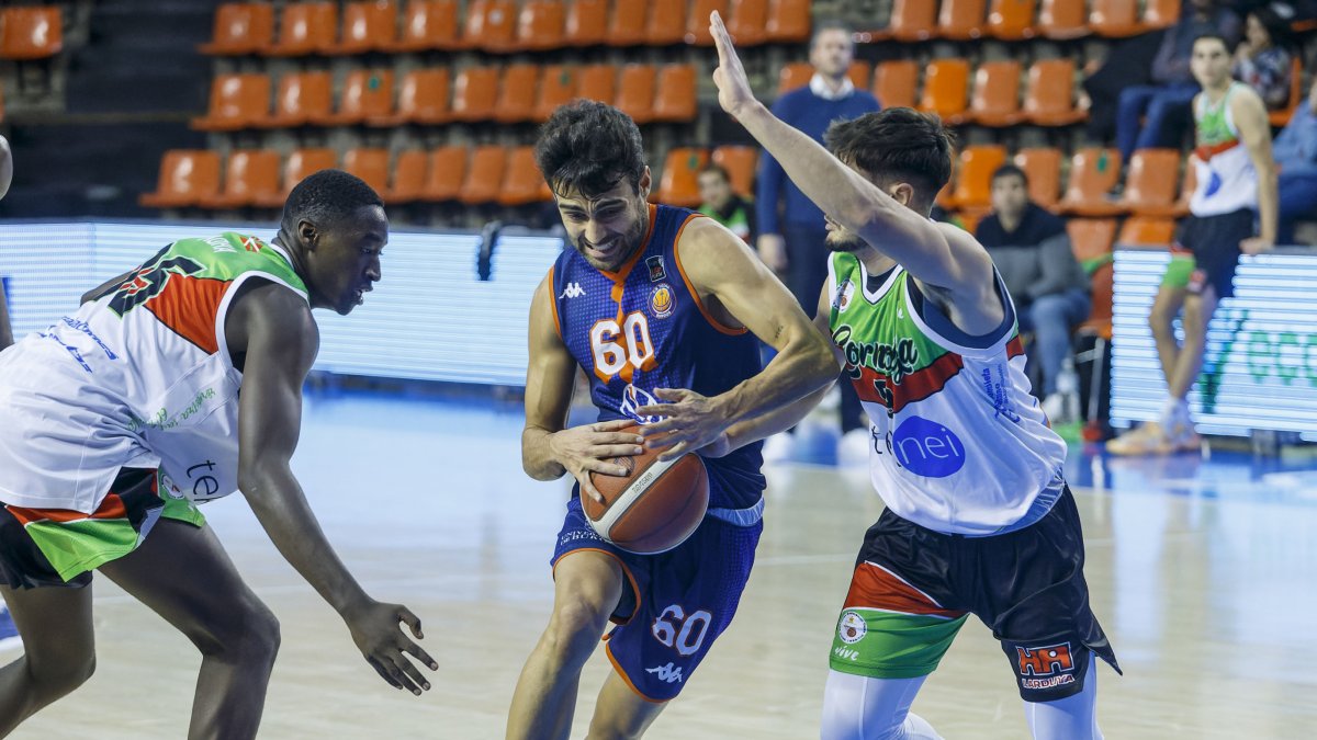 Ayoze Alonso intenta la penetración ante Bizkaia. Santi Otero