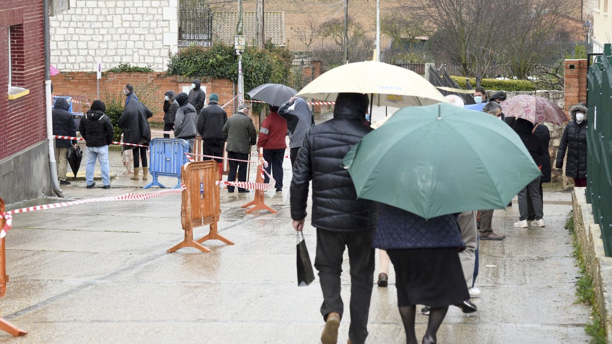 Cola para participar en el cribado en la zona básica de Pampliega. ICAL