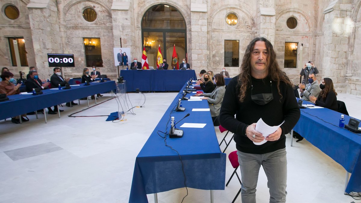 Israel Hernando tras dirigir unas palabras de despedida a la Corporación municipal. TOMÁS ALONSO