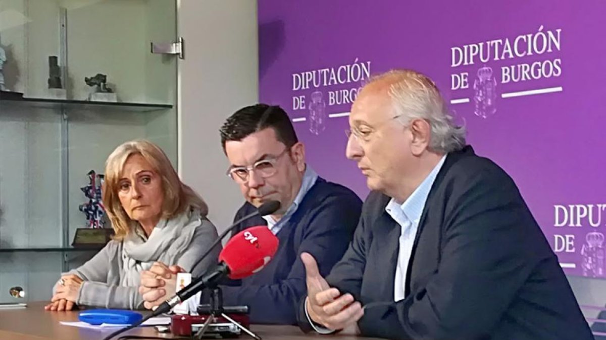 Enma Maestu y Jorge Mínguez escuchan la intervención del doctor Mateos.-M. M.