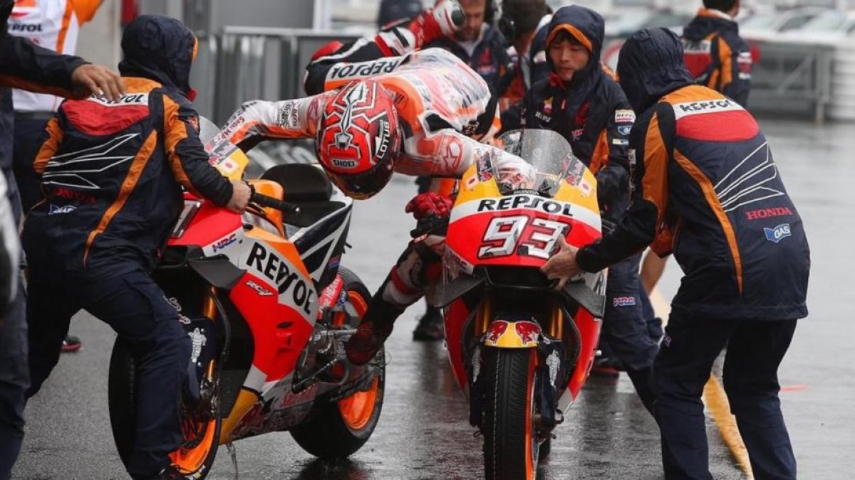Marc Márquez patina al cambiar de moto hoy en Brno.-REPSOL MEDIA / JAIME OLIVARES