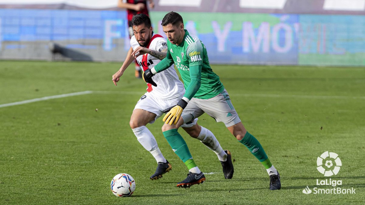 Lizoain despeja un balón de su área. LALIGA