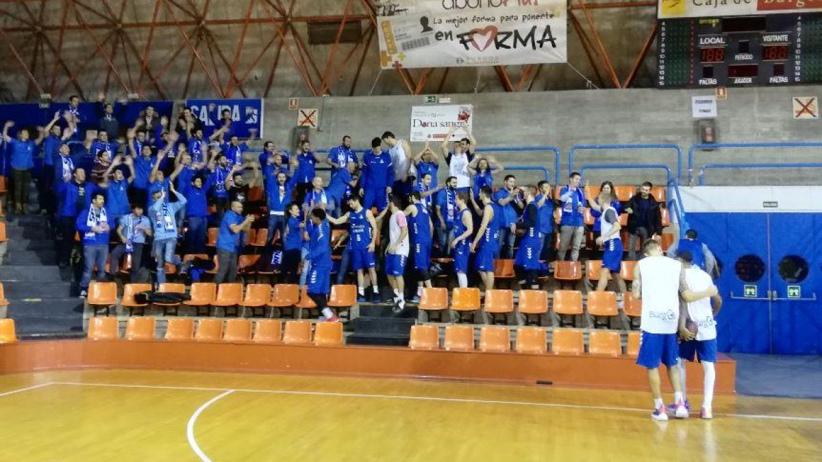 Los jugadores subieron a la grada para agradecer el apoyo de los aficionados al término del entrenamiento de ayer-DOC