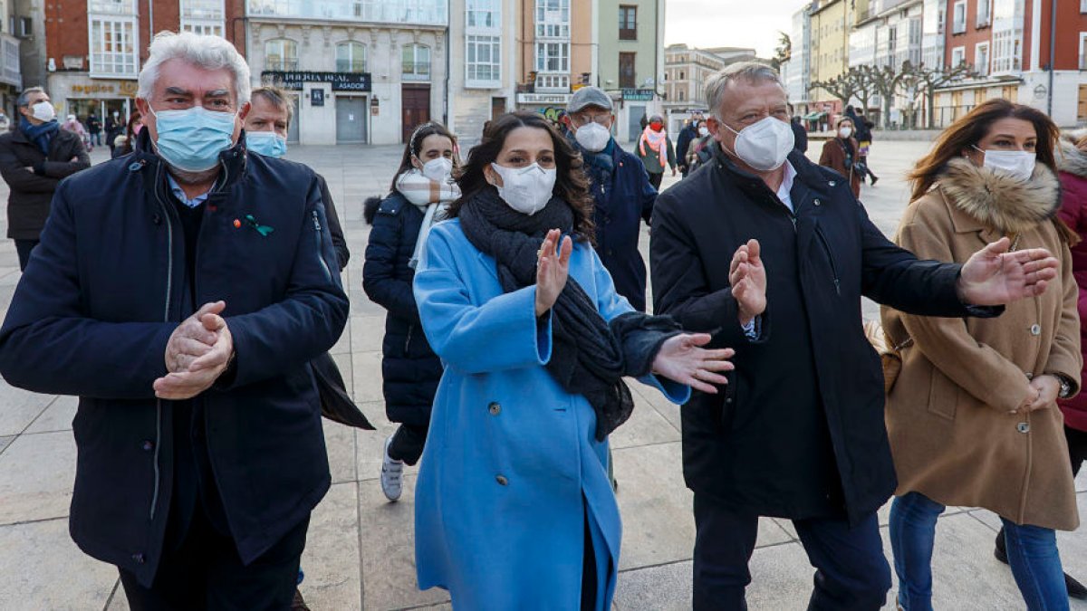 La presidenta de Ciudadanos, Inés Arrimadas, junto a José Ignacio Delgado y Lorenzo Rodríguez en Burgos. SANTI OTERO