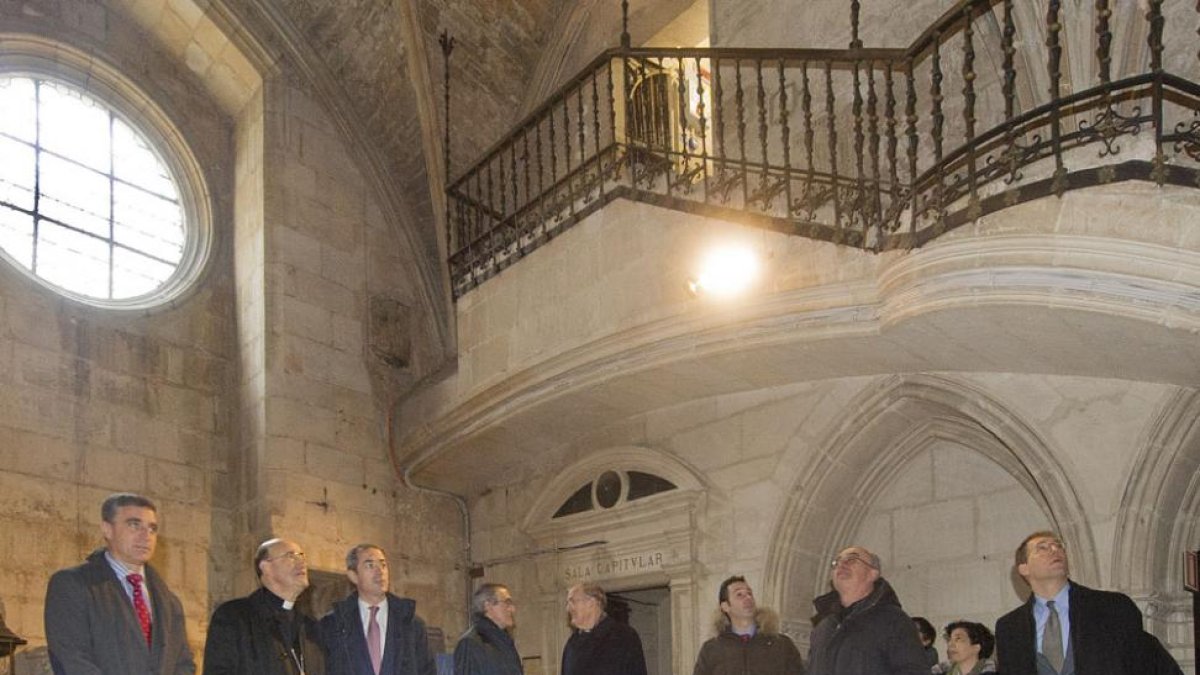 Miembros de la Diócesis, La Caixa y Fundación Caja de Burgos visitaron la capilla del Corpus Christi.-Israel L. Murillo