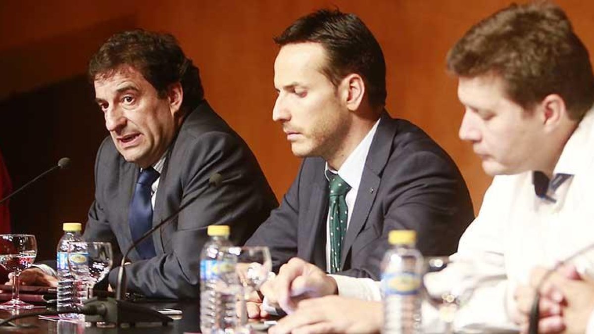 Jesús Martínez, Félix Sancho y NachoMartínez, directivos delCBMiraflores, durante una acto del club.-RAÚL OCHOA