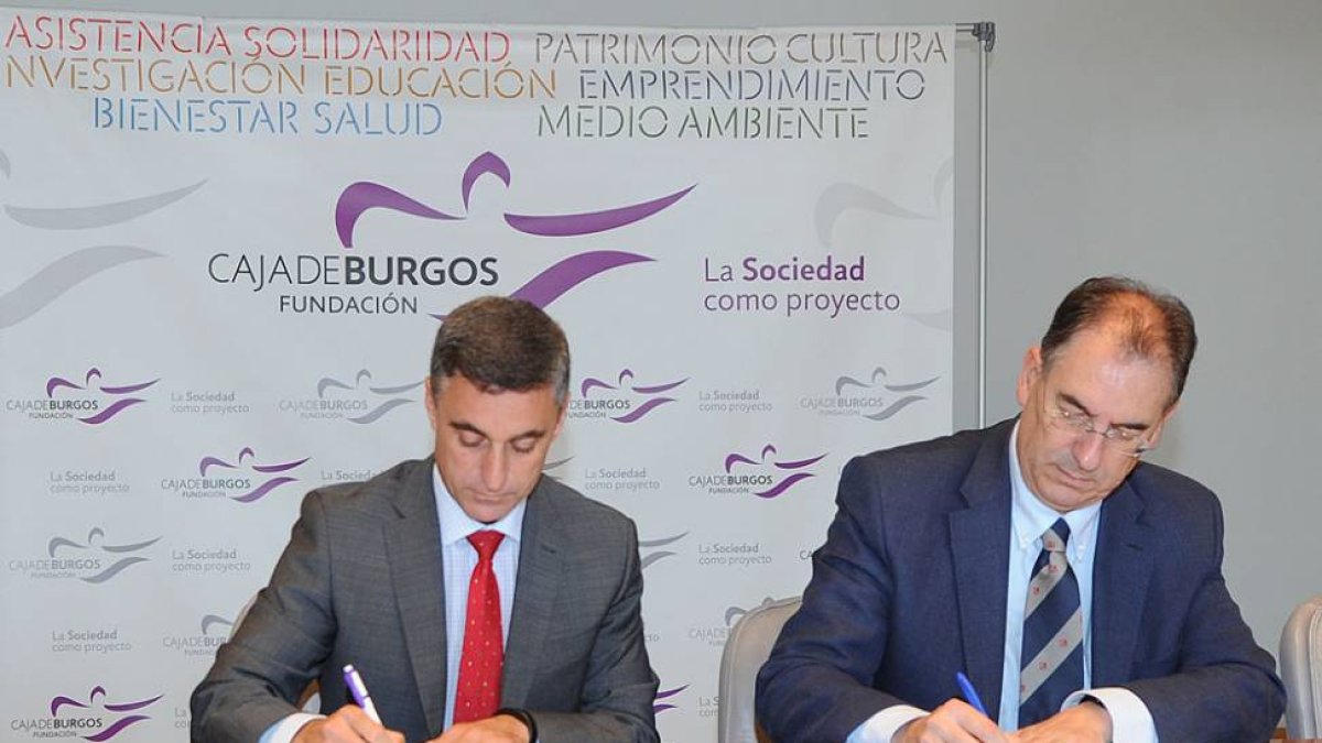 Rafael Barbero y Miguel Ángel Benavente suscriben la renovación del convenio.-ISRAEL L. MURILLO