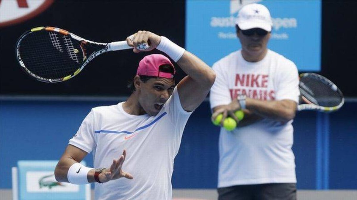 Rafael Nadal conecta un golpe ante su tío y entrenador, Toni Nadal, en un entrenamiento en Melbourne.-Foto: AP / MARK BAKER