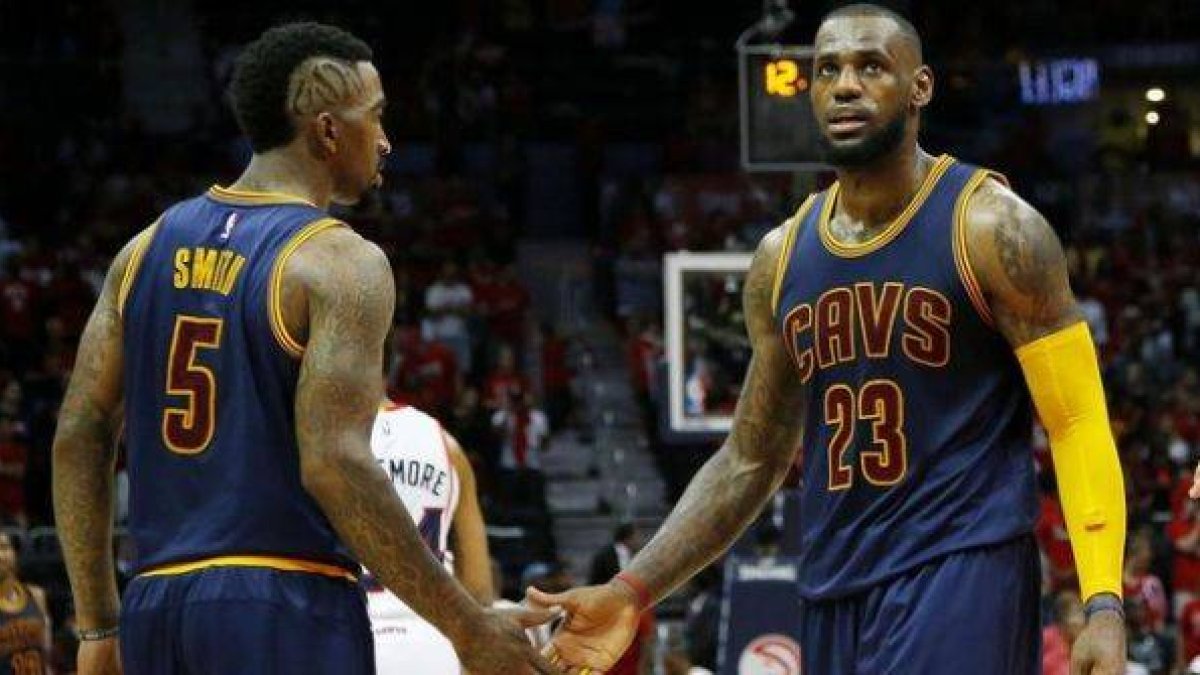LeBron James celebra una canasta junto a J.R. Smith en el encuentro que enfrentaba a los Calvaliers y a los Hawks.-Foto: AFP / KEVIN C. COX