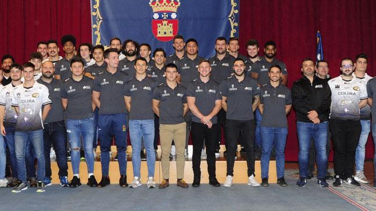 Jugadores, técnicos y directivos del Aparejadores RC acudieron ayer a la presentación de los equipos federados de la UBU.-ISRAEL L. MURILLO