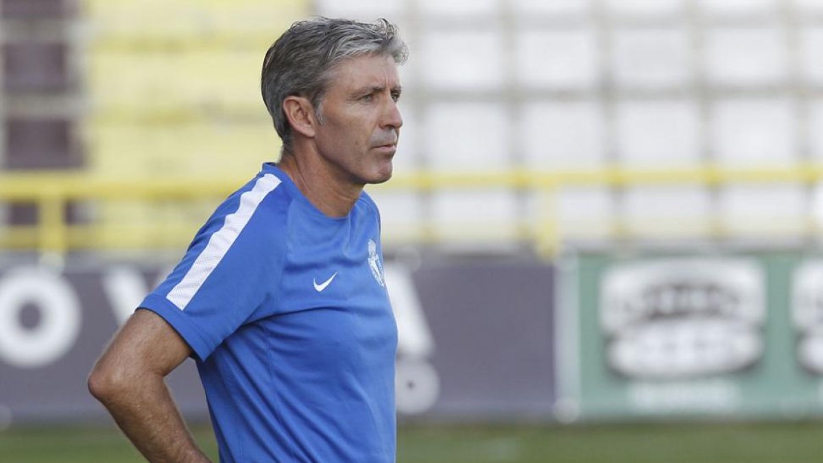 Paco Fernández durante el encuentro que el Burgos CF jugó en El Plantío ante el Sporting B.-SANTI OTERO