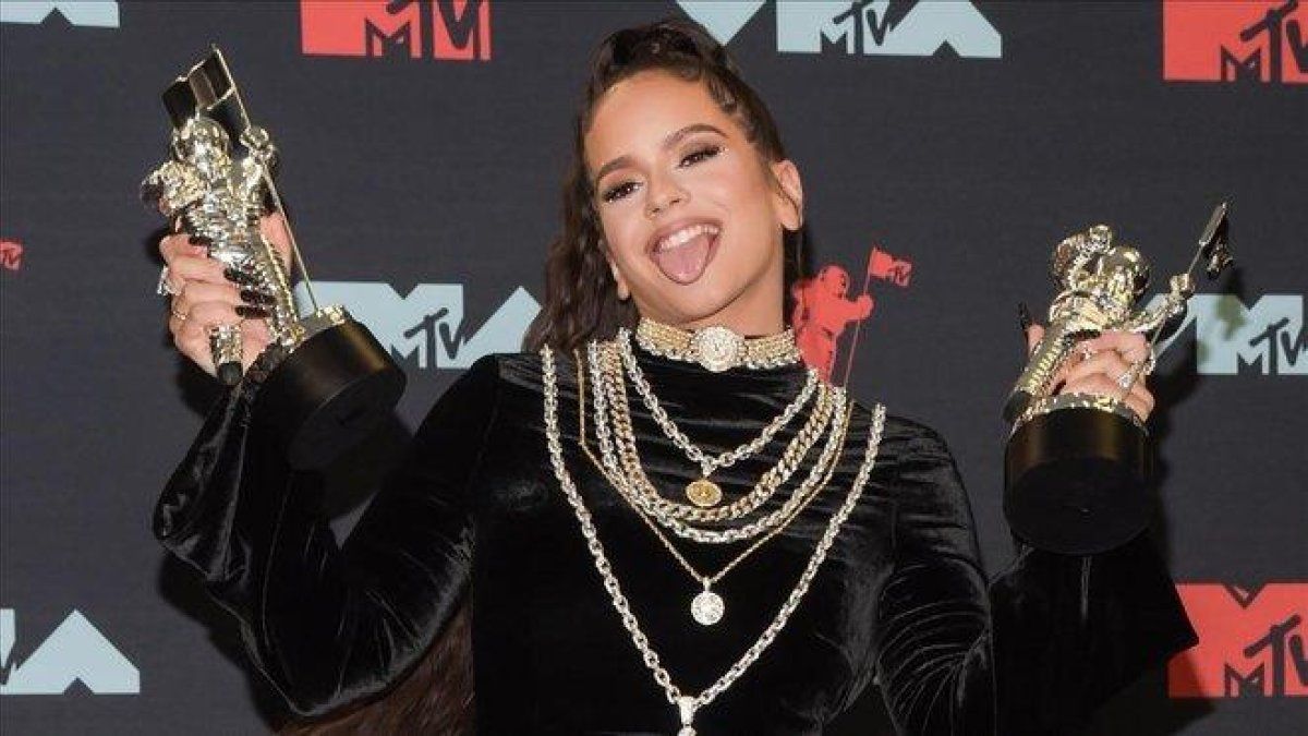 Rosalía muestra sus dos premios MTV.-EFE / DJ JOHNSON
