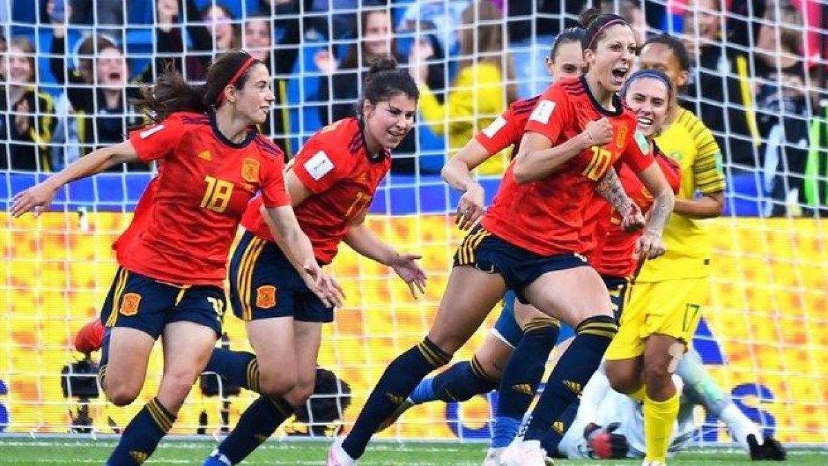 Las jugadoras españolas celebran uno de sus goles.-
