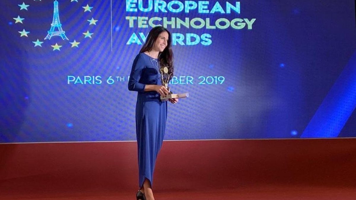 Verónica Pascual, CEO de ASTI, con el galardón.-ECB