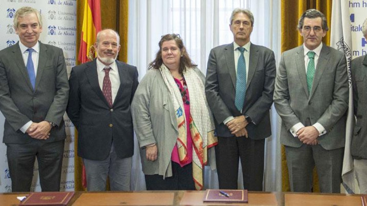 Ignacio Martínez, con barba, junto al resto de los firmantes del acuerdo y el codirector de las excavaciones de Atapuerca, Juan Luis Arsuaga (dcha.).-ECB