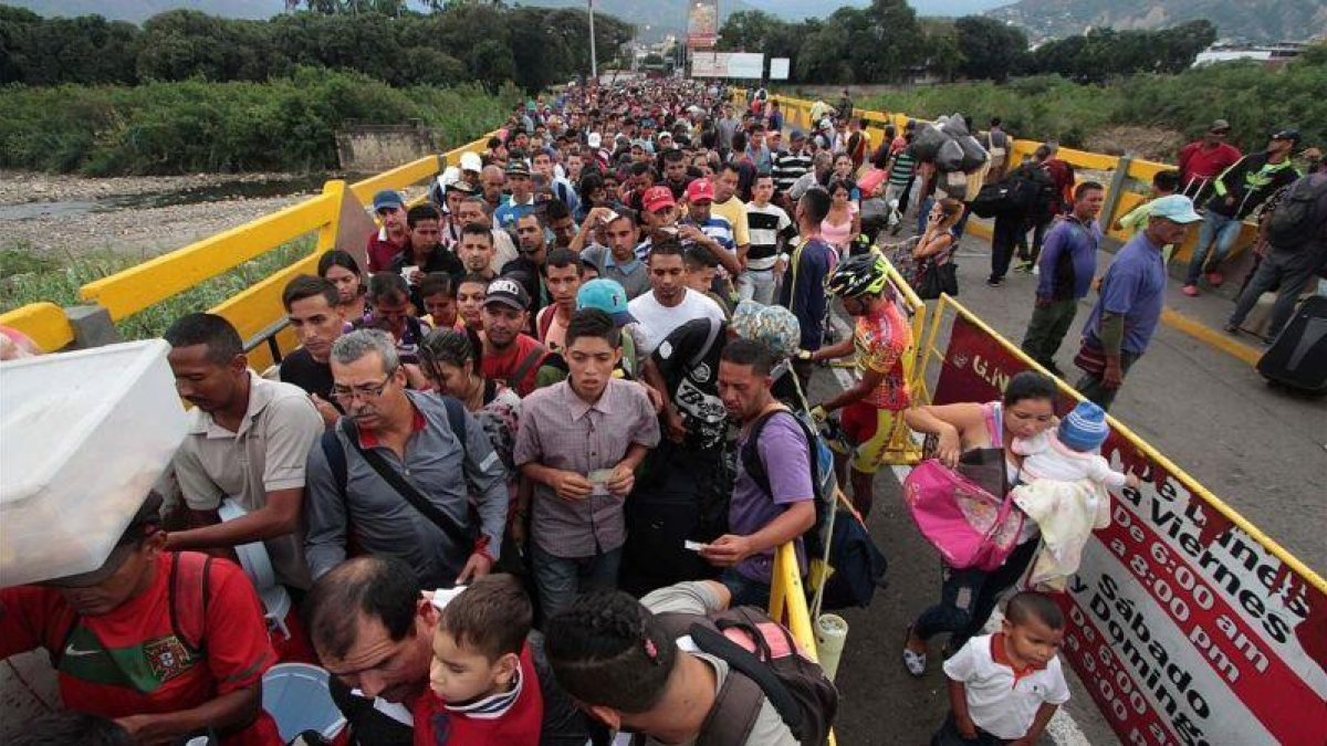 Ciudadanos venezolanos cruzan el puente internacional Simón Bolívar desde San Antonio del Tachira, en Venezuela.-AFP / GEORGE CASTELLANOS