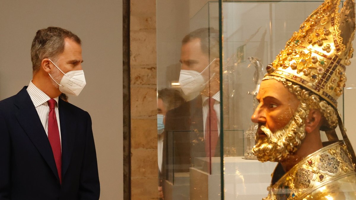 El Rey observa una de las 120 piezas que se exponen en la Catedral de Burgos en LUX, la edición de 2021 de las Edades del Hombre. CASA REAL