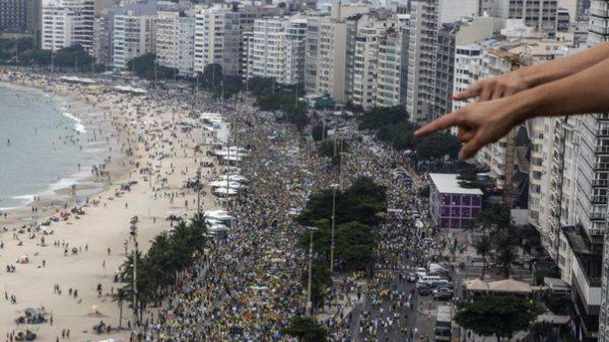 Miles de personas participan en una manifestación contra la presidenta brasileña, Dilma Rousseff, este domingo 15 de marzo del 2015, en la playa de Copacabana en Río de Janeiro.-Foto: ANTONIO LACERDA / EFE