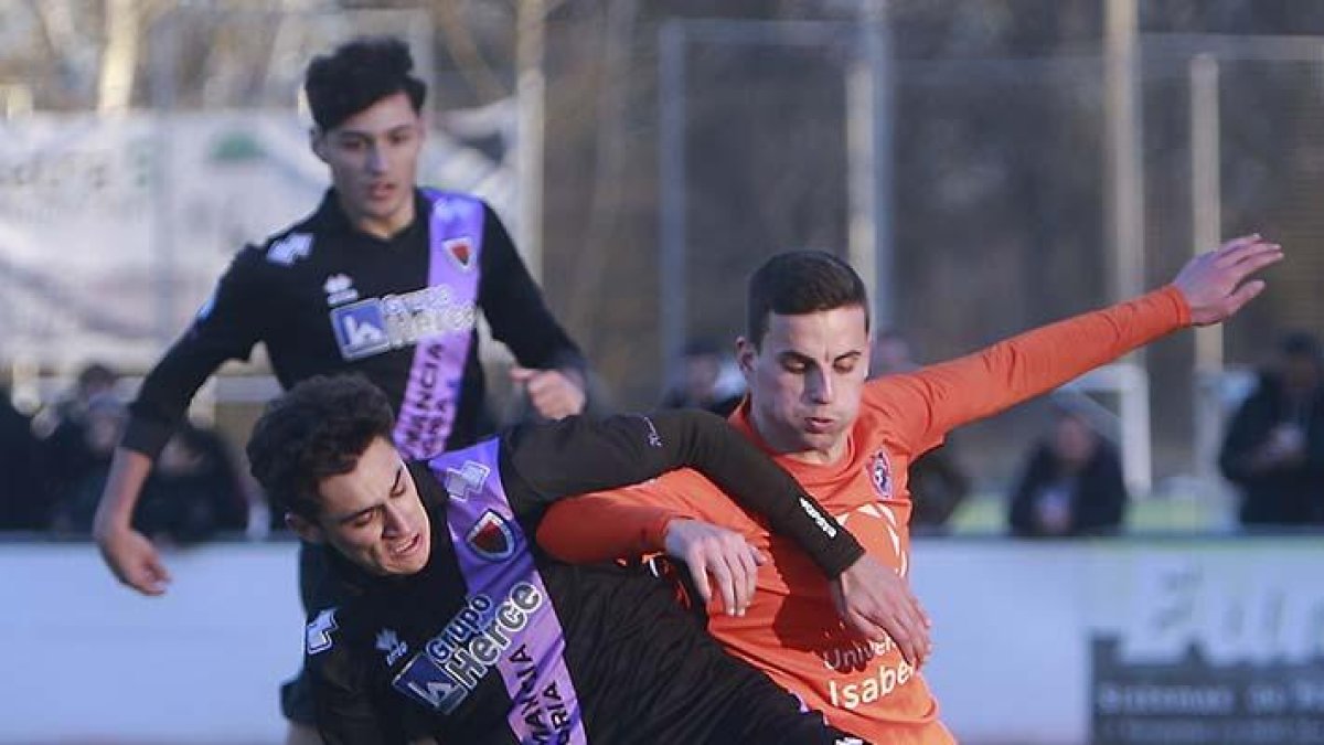 Barahona cuerpea con un jugador del Numancia B-Raúl G. Ochoa